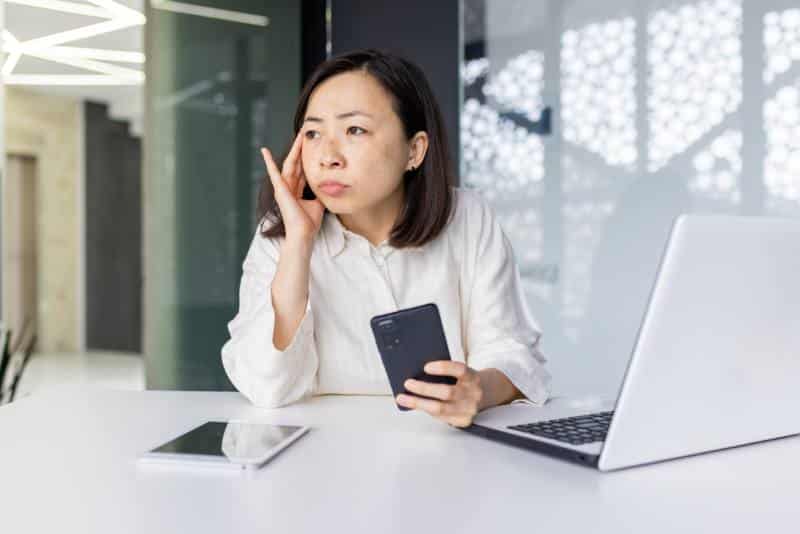 International traveler with headache need insurance help from Agora Expat